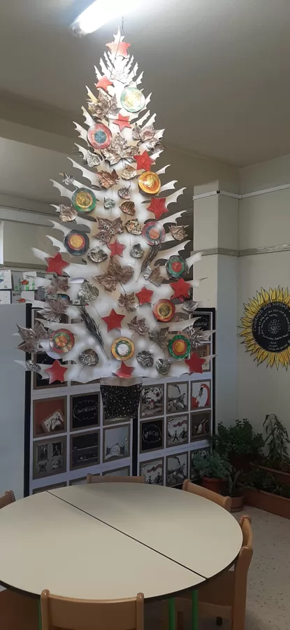 Sala 1- EB dos Arcos | árvore de Natal com folhas pintadas